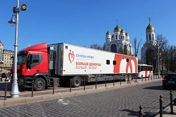  В донорской акции на площади Победы приняли участие восемьдесят добровольцев